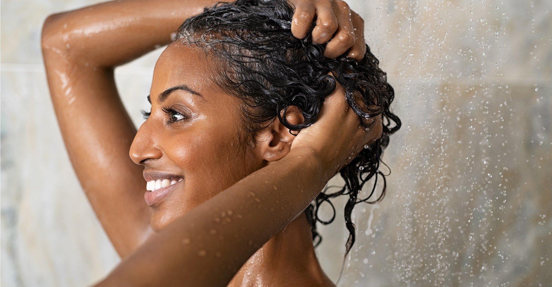 Shampoo para cabelo cacheado: saiba qual escolher